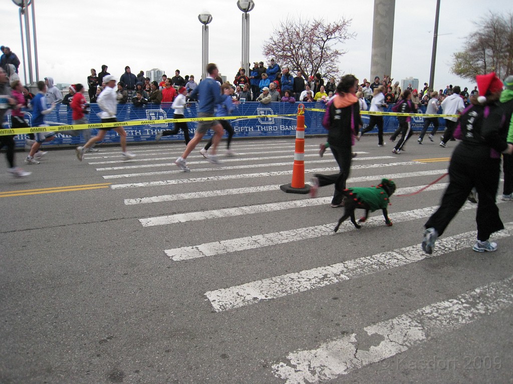 Detroit Turkey Trot 10K 2009 053.jpg - The 2009 Detroit Turkey trot 10K was run on November 29, 2009. A chilly and blustery day. Lots of costumes and racers though, 12400 strong!